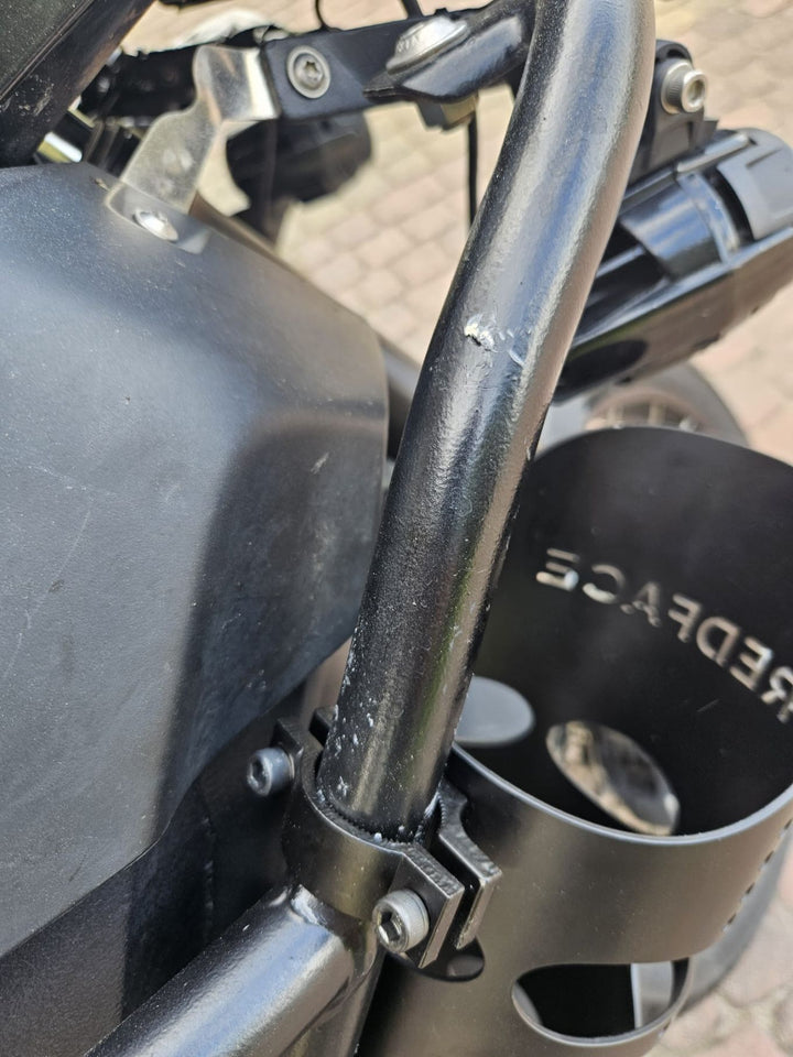 Uchwyt REDFACE zamontowany na motocyklu adventure
