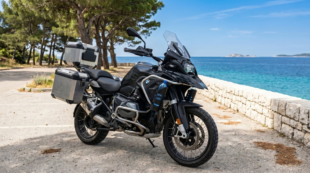 Uchwyt REDFACE na motocyklu nad morzem