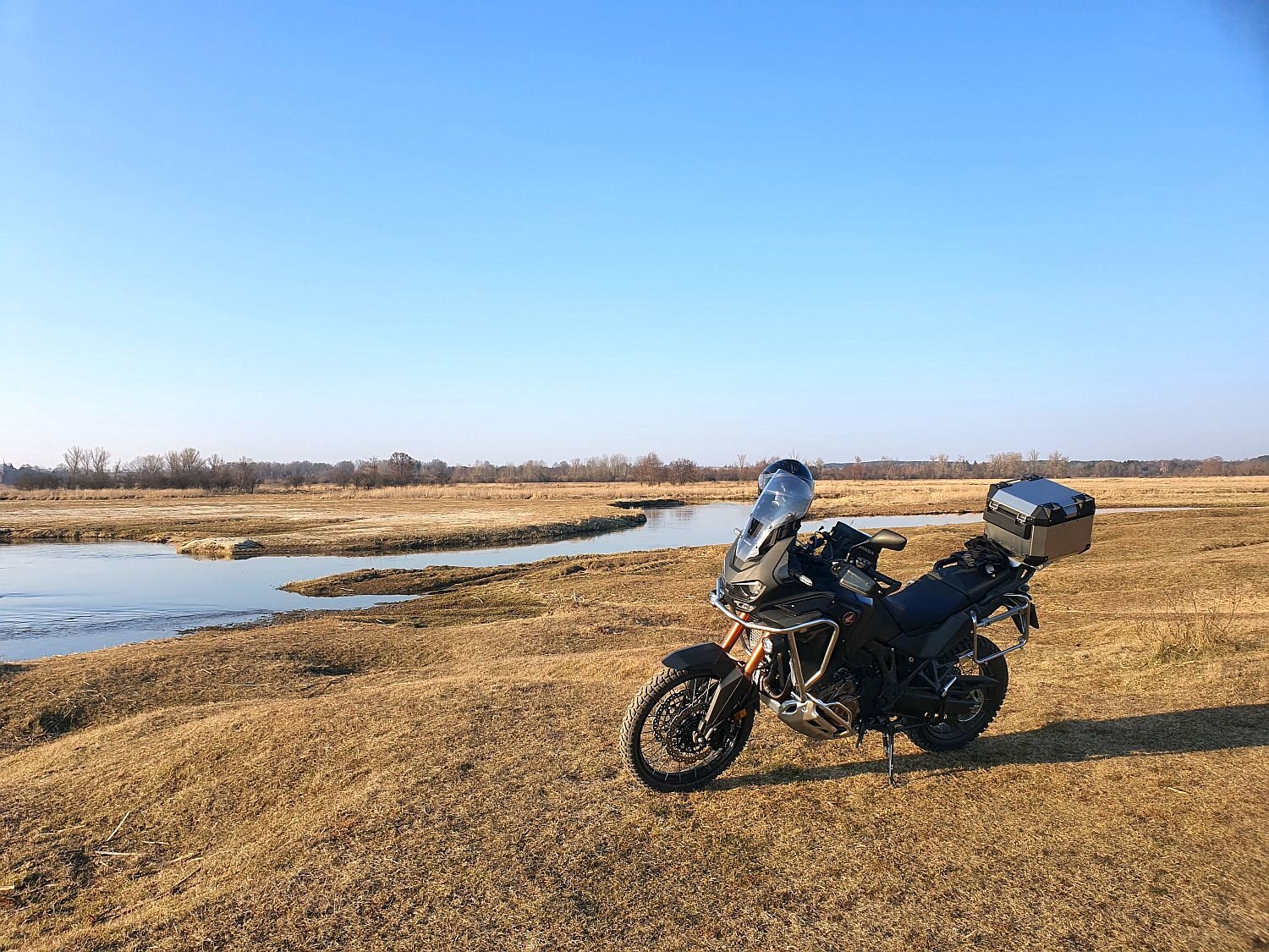 Honda Africa Twin zaparkowana nad rzeką