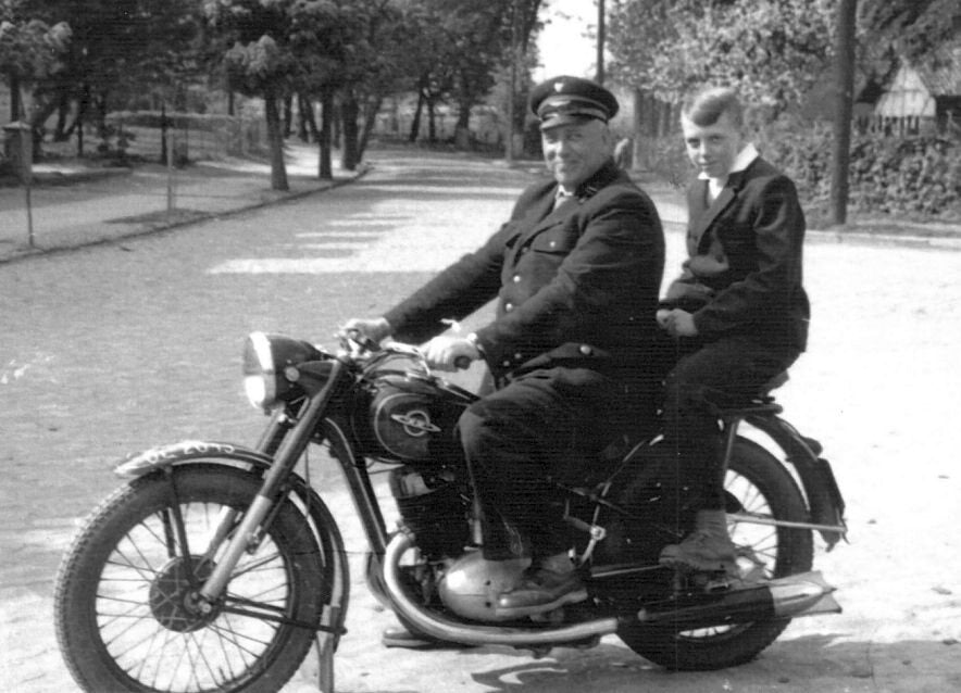 Dziadek i jego syn na motocyklu IŻ 49