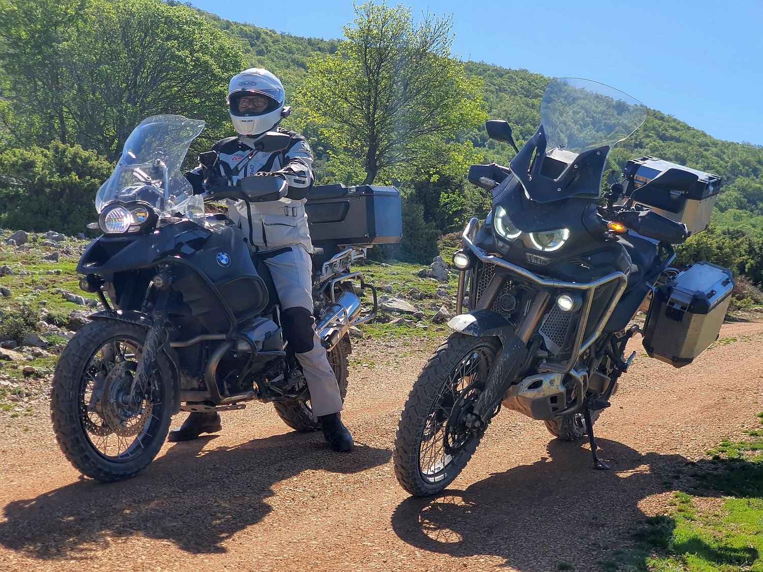 Dwa motocykle adventure BMW GS i Honda Africa Twin na górskim szlaku