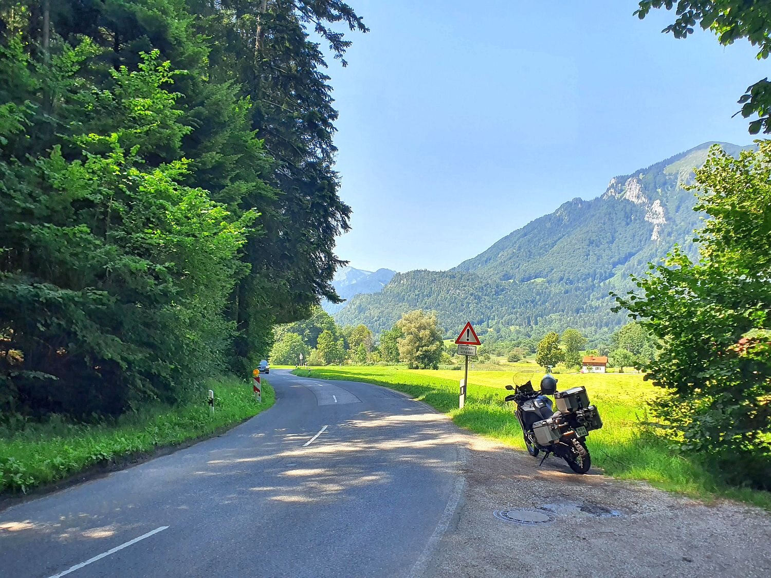 Motocykl adventure zaparkowany na górskiej drodze